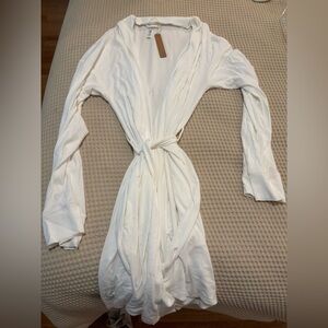 Skims soft lounge short robe in white
